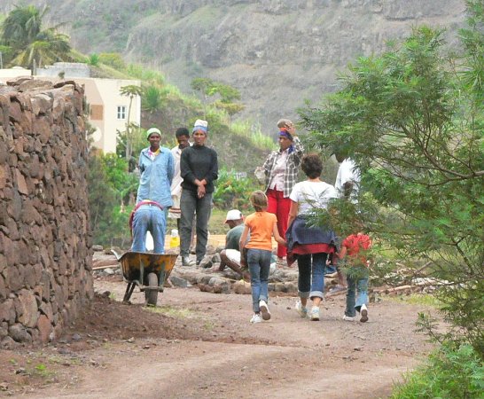 47- Les femmes portent les paves sur la tete 